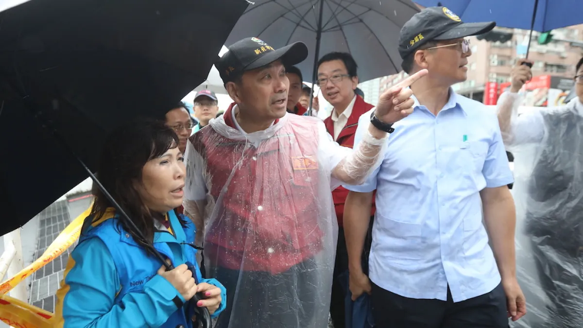 梅雨夾帶鋒面水氣在新北市降下超過180毫米豐沛雨量,造成淡水、三芝、八里等處積淹水,市長侯友宜上午坐鎮三芝區公所緊急應變中心,旋即趕往淡水勘災。 (圖/新北市新聞局提供)