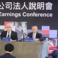 TSMCの2025年第4四半期決算説明会に出席した(右から)黄仁昭CFO、魏哲家会長 兼 CEO、蘇志凱IR処長。(写真/柯承惠撮影) TSMCの2025年第4四半期決算説明会に出席した(右から)黄仁昭CFO、魏哲家会長 兼 CEO、蘇志凱IR処長。(写真/柯承惠撮影)
