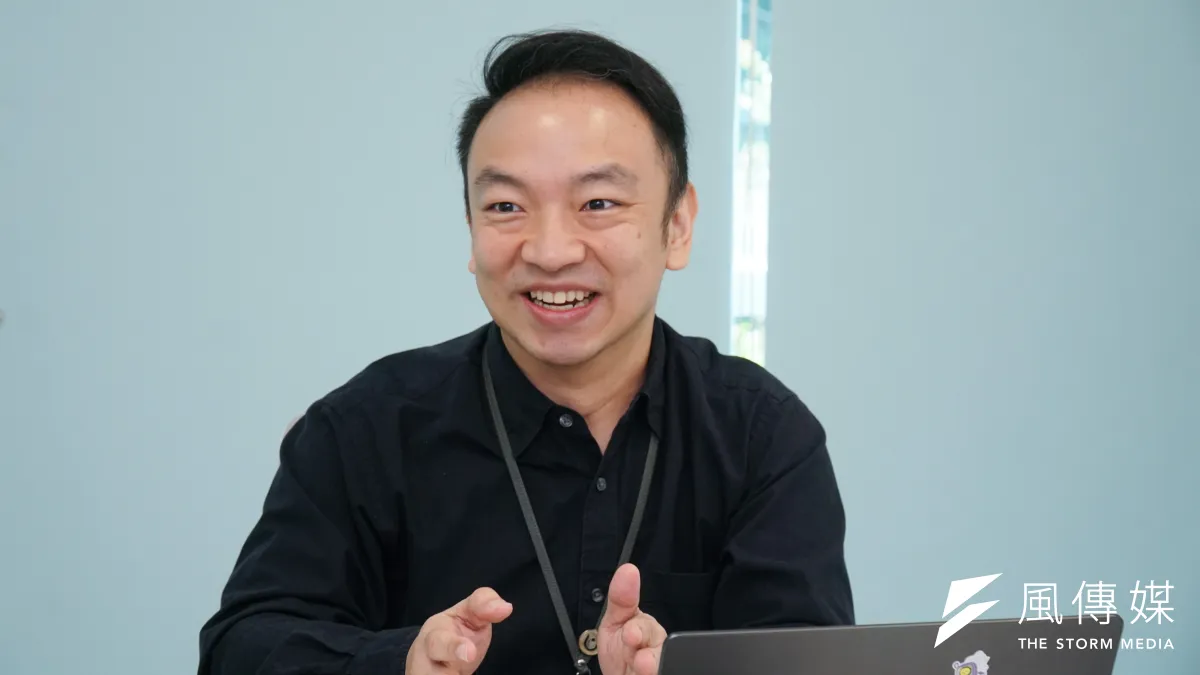 鼎新數智戰略支援處副總經理方亨謙強調,治理不是全面禁止員工使用AI。(蔡親傑攝)