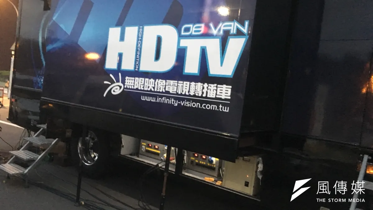 老闆林柄煌還是黨證49號的「無限映像製作有限公司」,今晚也歸隊,替姚轉播。(顏振凱攝)