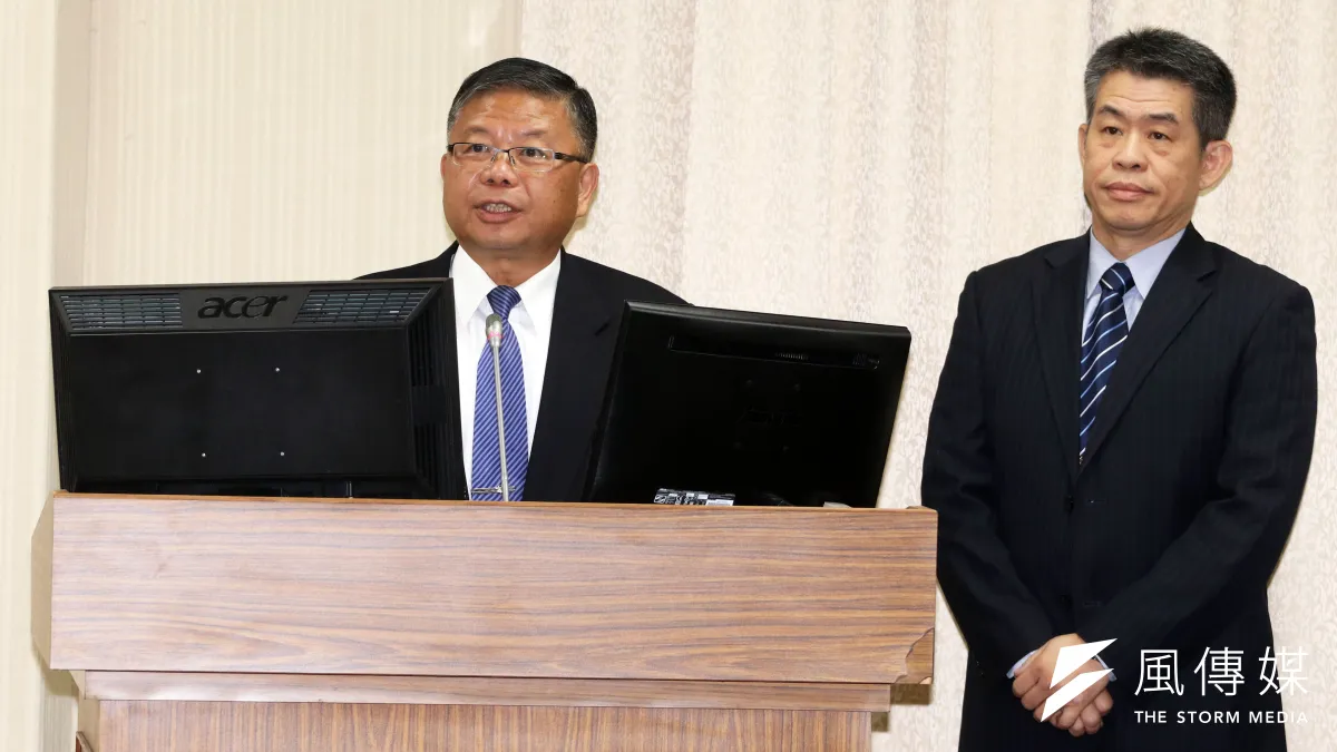 國防部副部長張冠群上將(左)、情次室助次王紹華少將(右)24日出席立法院外交國防委員會備詢。(蘇仲泓攝)