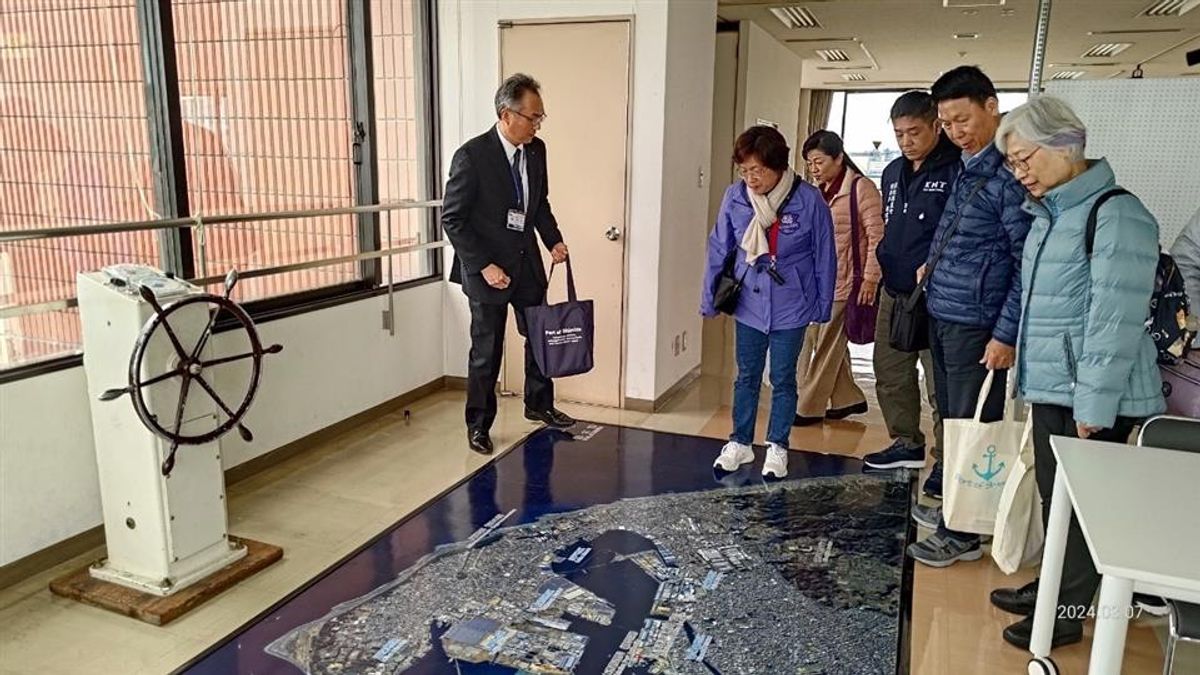 彰化縣長王惠美根縣內各級農會總幹事參觀日本靜岡縣清水港,港口管理局局長齋藤昌昭親自接待簡報。(圖/彰化縣政府) 彰化縣長王惠美根縣內各級農會總幹事參觀日本靜岡縣清水港,港口管理局局長齋藤昌昭親自接待簡報。(圖/彰化縣政府)