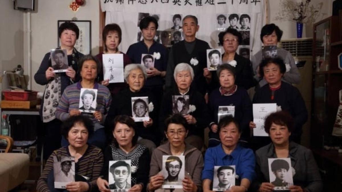 雙腿遭輾碎後的37年:逃離中國的「六四二代」,如何面對沉重的父輩記憶?