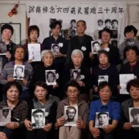 天安門母親們手持在六四事件中喪生的親人照片。(作者提供) 天安門母親們手持在六四事件中喪生的親人照片。(作者提供)