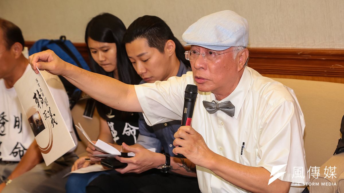 高醫轉型正義促進會召集人陳永興(右)13日於立院召開高醫轉型正義召集令記者會,他指出,國民黨前高雄市長陳啟川三代家族掌控董事會,還企圖修改校史,將創辦人改為陳啟川。(顏麟宇攝) 高醫轉型正義促進會召集人陳永興(右)13日於立院召開高醫轉型正義召集令記者會,他指出,國民黨前高雄市長陳啟川三代家族掌控董事會,還企圖修改校史,將創辦人改為陳啟川。(顏麟宇攝)