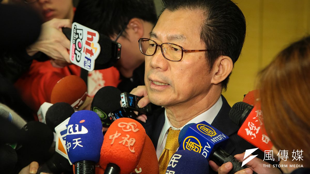 《空氣污染防制法》日前三讀通過,其中加嚴10年以上老車標準條文引起反彈,環保署長李應元2日重申,管制移動污染源需大家一起努力,訂標準時會注意重型車及古董車的特殊性。(資料照,顏麟宇攝) 《空氣污染防制法》日前三讀通過,其中加嚴10年以上老車標準條文引起反彈,環保署長李應元2日重申,管制移動污染源需大家一起努力,訂標準時會注意重型車及古董車的特殊性。(資料照,顏麟宇攝)