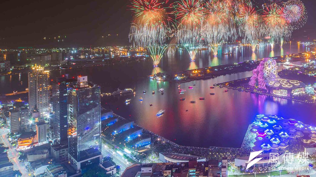 睽違20年的國慶焰火昨晚在高雄港灣璀璨綻放,驚豔國人。(圖/張忠義) 睽違20年的國慶焰火昨晚在高雄港灣璀璨綻放,驚豔國人。(圖/張忠義)