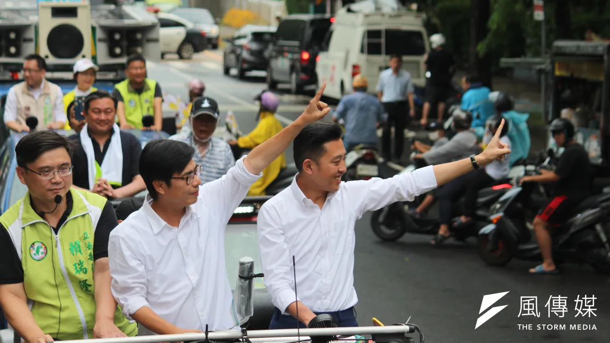高雄市長補選投票即將登場,新竹市長林智堅(右一)14日下午特別南下高雄,陪同民進黨候選人陳其邁(右二)車隊掃街。(黃信維攝)