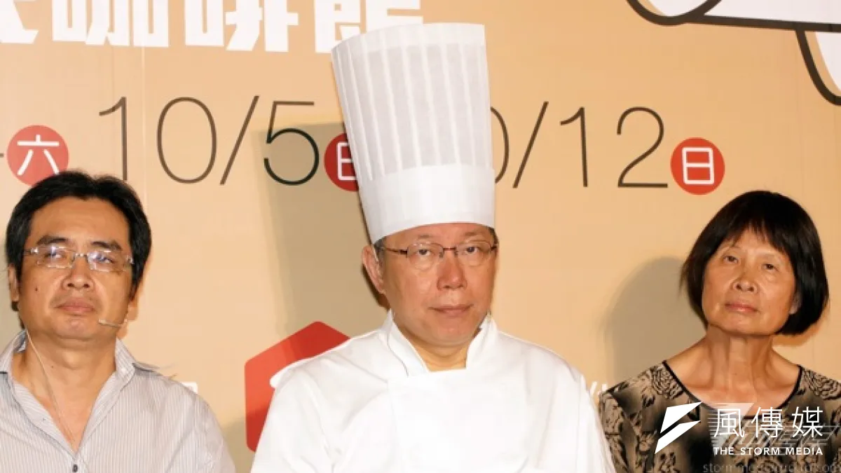 台北市長參選人柯文哲(中)面對藍委羅淑蕾的指控,憤怒表示「非常厭倦這種抹黑的打選戰打法」,並表示羅淑蕾問的問題,「我不想回答」,如果連勝文來講,「我親自上陣回答。」(蘇仲泓攝)