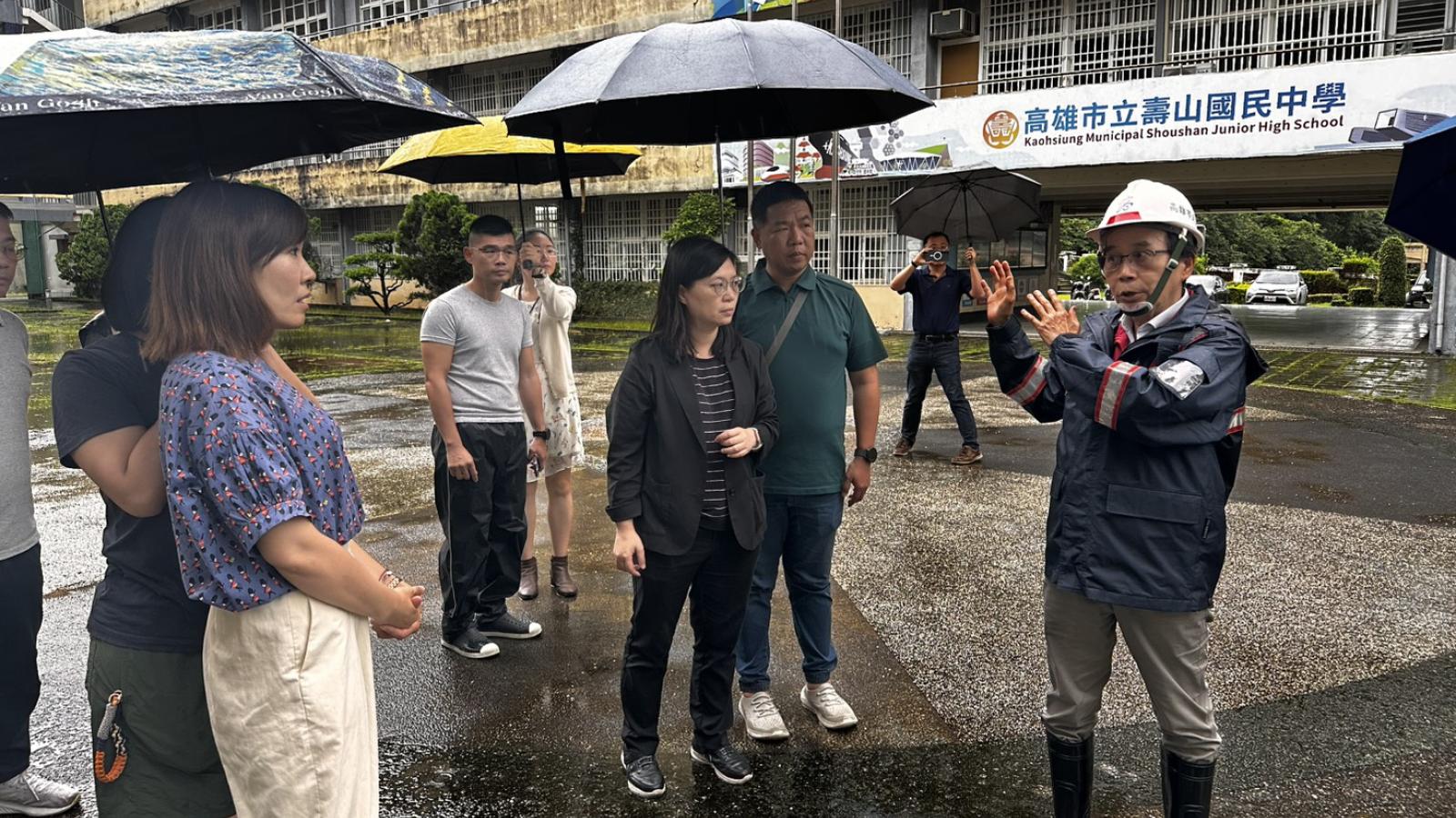 豪雨致壽山國中地坪隆起、局部裂縫 林欽榮率專業技師會勘:校舍、擋土牆暫無安全疑慮