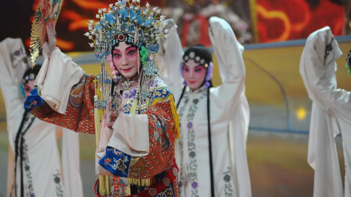 作者提到,梅蘭芳傳人梅葆玖提到文革京劇的大改革,自己在運動中得到很大提高,認為京劇應當而且必須往現代革命京劇如《紅燈記》這條路走,為工農兵服務的方向,是唯一不移的道路。(微博)