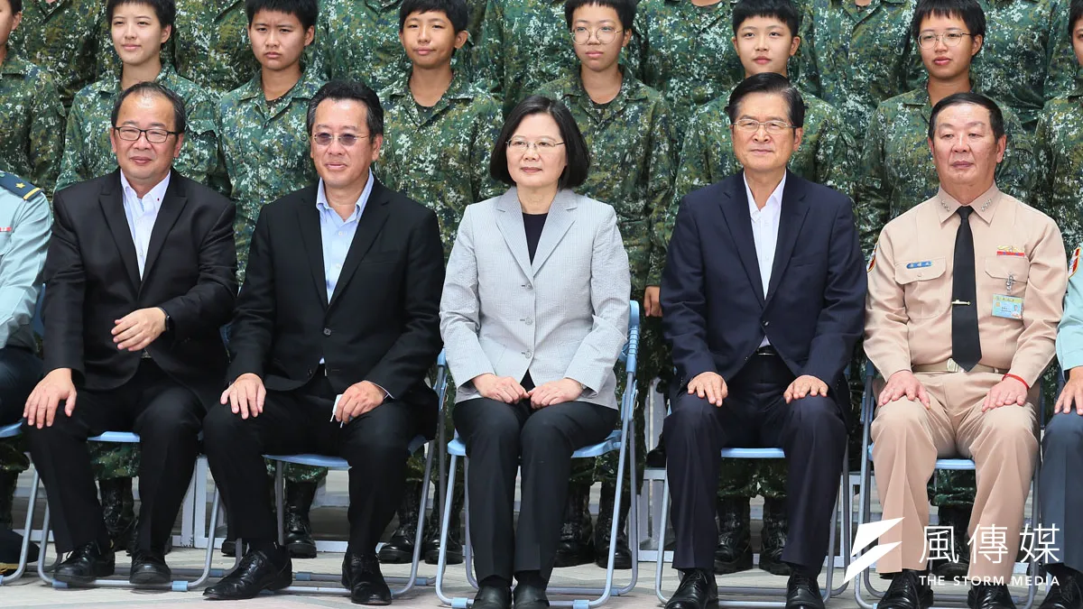 為利於推動潛艦國造政策,外界盛傳黃曙光(前排右一)可能接任嚴德發(前排右二)的位子。(柯承惠攝)