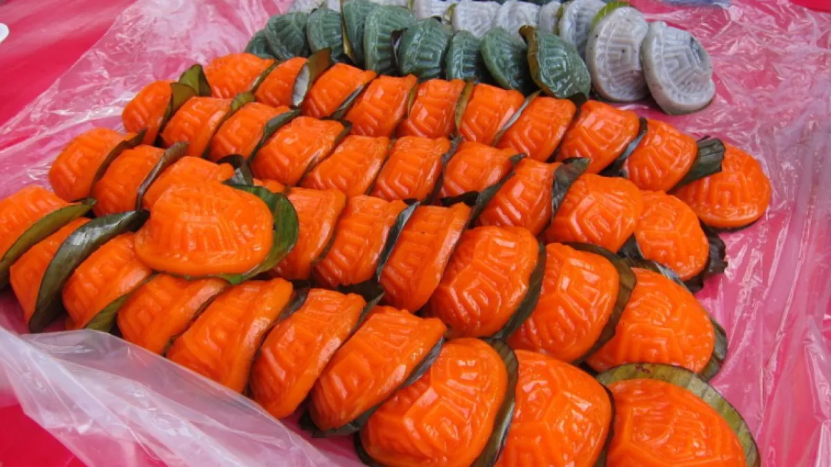 精選年節常見傳統食品,包含素三牲、紅龜粿都有典故與不同作法。(圖/取自維基百科)