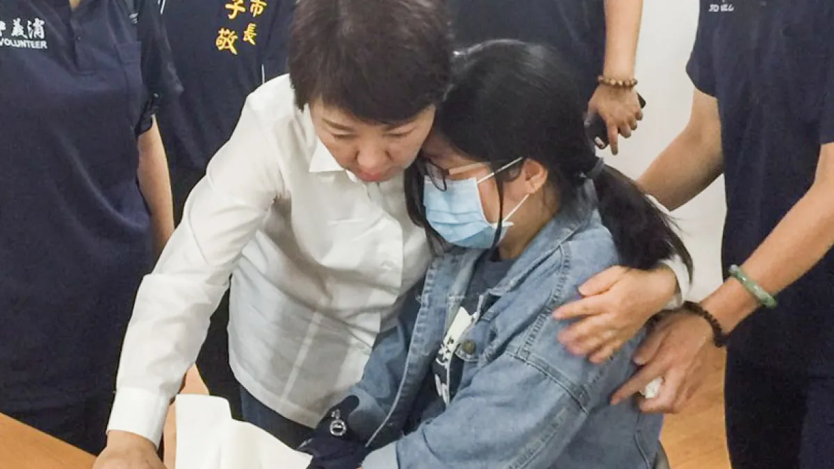 台中一工廠3日凌晨發生大火,2名消防隊員不幸殉職,台中市長盧秀燕得知消息後趕往現場安慰殉職消防員家屬。(資料照,臺中市政府提供)