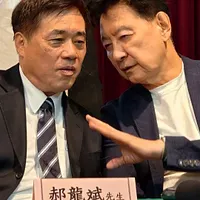 郝龍斌氏を力強く後押しする趙少康氏。「世代交代」の掛け声に惑わされるな」と党員に呼びかけた。(写真/趙少康氏のFacebookより) 郝龍斌氏を力強く後押しする趙少康氏。「世代交代」の掛け声に惑わされるな」と党員に呼びかけた。(写真/趙少康氏のFacebookより)