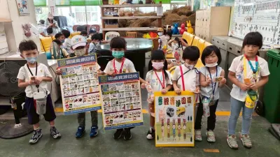 五權幼兒園參訪中市北區清潔隊,近距離接觸垃圾車及回收車、體驗資源回收分類,並協助宣導資源回收。(圖/台中市政府)