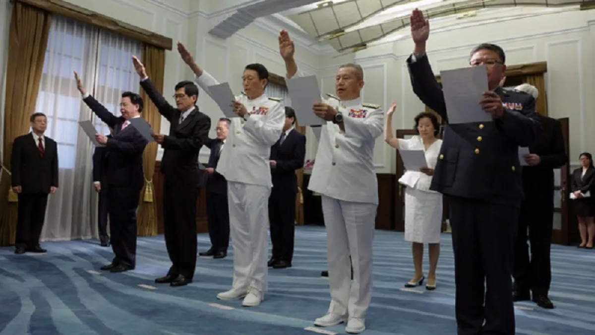 圖為新任總統府、國安會、行政院政務人員及駐外大使宣誓典禮。宣誓人員包括:總統府秘書長吳釗燮、國安會秘書長嚴德發(左2)、國防部參謀總長李喜明等。(總統府)