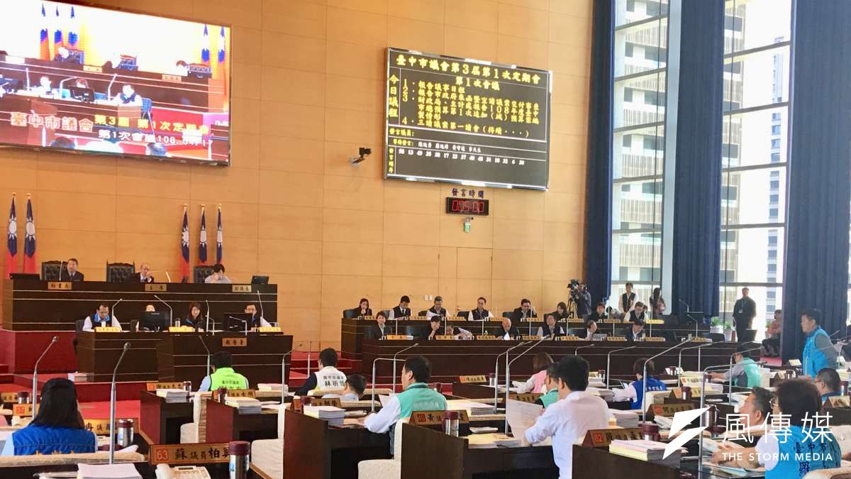 台中市議會定期會第一天針對台中市政府105年度辦理老人健保自付額補助,因該年度預算編列不足,積欠衛福部中央健保署補助款經費,議員提出質疑。(圖/王秀禾攝) 台中市議會定期會第一天針對台中市政府105年度辦理老人健保自付額補助,因該年度預算編列不足,積欠衛福部中央健保署補助款經費,議員提出質疑。(圖/王秀禾攝)