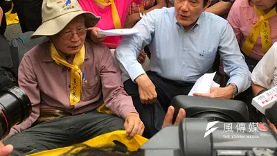 20180504-前總統馬英九(中)參加台大「新五四運動」,下午抵達台大傅鐘,綁上黃絲帶並加入靜坐群眾間。(吳尚軒攝)