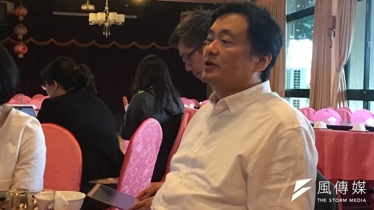 民進黨秘書長洪耀福31日與媒體茶敘,談論「韓國瑜現象」,指出國民黨高雄市長候選人韓國瑜的論述大量引進中國觀念,包括「北漂」或「高雄人拚經濟就好,政治是台北人的事」,這就是香港親中派的論點。(周思宇攝)