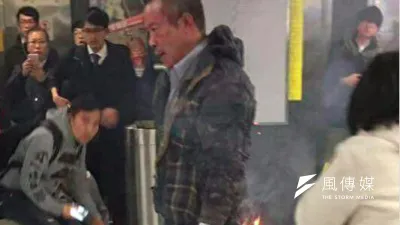 香港尖沙嘴地鐵站列車10日晚間突然起火,警方目前逮捕一名60歲香港籍張姓男子,並於11日早上宣布荃灣線、尖沙嘴站恢復正常通車。圖中為試圖自焚的張姓男子。(翻攝自臉書社團「香港突發事故報料區」)