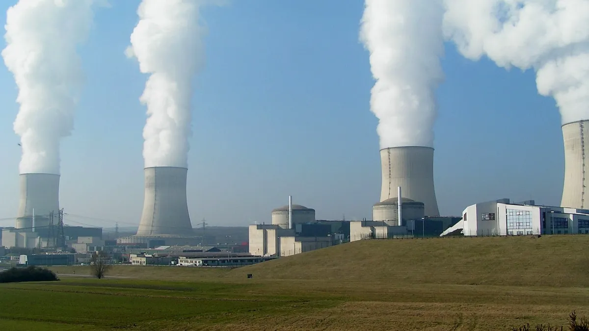 目前全球共有31個核電國家、413座運轉中的核反應爐,但尚未興建完成任何一座高階核廢最終處置場。圖為法國卡特農核電站。(取自維基百科/CC BY-SA 3.0)