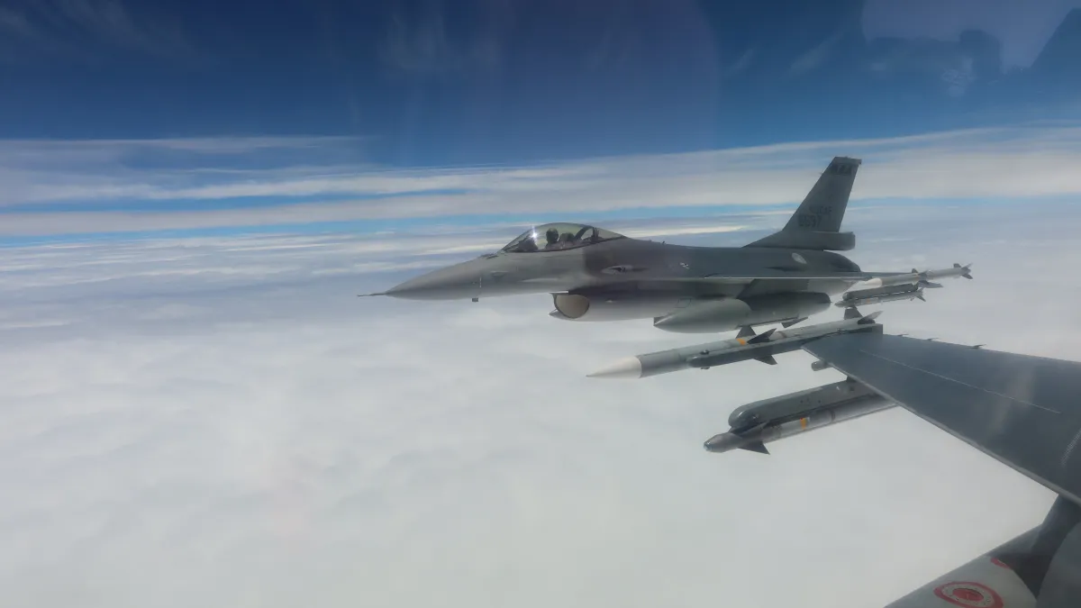 今年5月,中共舉行聯合利劍軍演。圖為國軍F-16戰鬥機執行空中戰鬥巡邏任務。(資料照,國防部提供)
