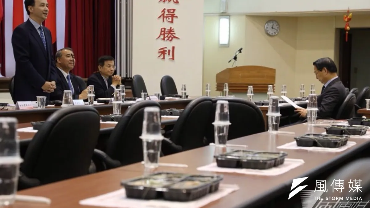 總統馬英九對修憲提出的建議,朱立倫突將語調提高地說,所有人的意見都會參考,「今天最後的決議就是黨版」。(楊子磊攝)