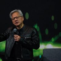 米半導体大手エヌビディア(NVIDIA)創業者兼CEOのジェンスン・フアン氏は、今年の市場の関心は「過去3年間のAI投資によるROI(投資利益率)は一体どこにあるのか」から、「AIのROIがどのように具現化しつつあるのか」へと移行すると明言した。(資料写真、劉偉宏撮影) 米半導体大手エヌビディア(NVIDIA)創業者兼CEOのジェンスン・フアン氏は、今年の市場の関心は「過去3年間のAI投資によるROI(投資利益率)は一体どこにあるのか」から、「AIのROIがどのように具現化しつつあるのか」へと移行すると明言した。(資料写真、劉偉宏撮影)