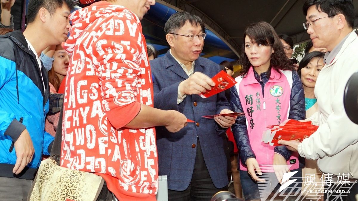 23日上午柯文哲出席光華商場開工團拜,並在現場發放六個紅包照片。(蘇仲泓攝) ( 23日上午柯文哲出席光華商場開工團拜,並在現場發放六個紅包照片。(蘇仲泓攝) (