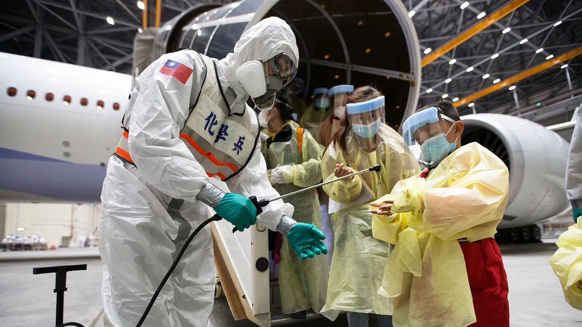 20200330-昨(29)日深夜載運有第三批滯留中國湖北國人的「類包機」返台,再次由陸軍33化學兵進行清消作業。(軍聞社提供)