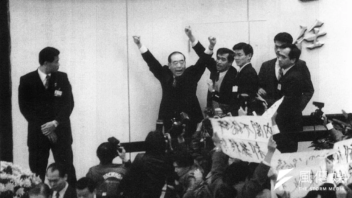 1993年1月國民大會,郝柏村(左二)面對逼退,高喊「中華民國萬歲,消滅台獨」。(林瑞慶攝)