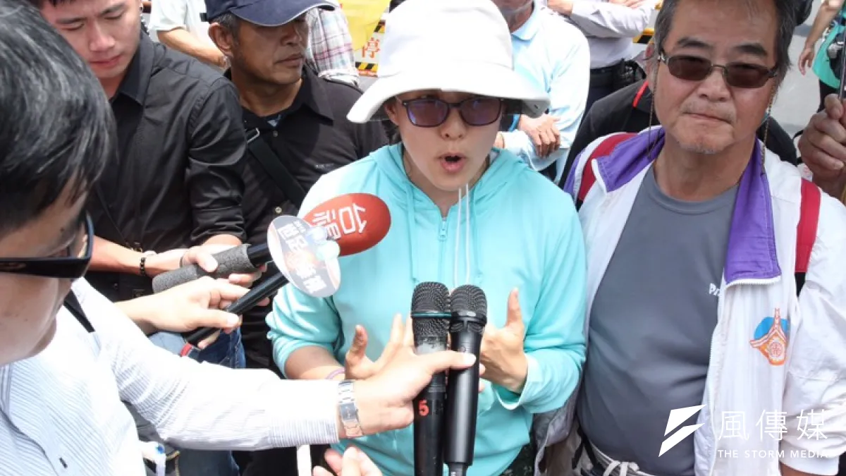 昨日被警察逮捕的反年改群眾,在北市中山南路與青島東路的主舞台陸續被放出來。(陳韡誌攝)