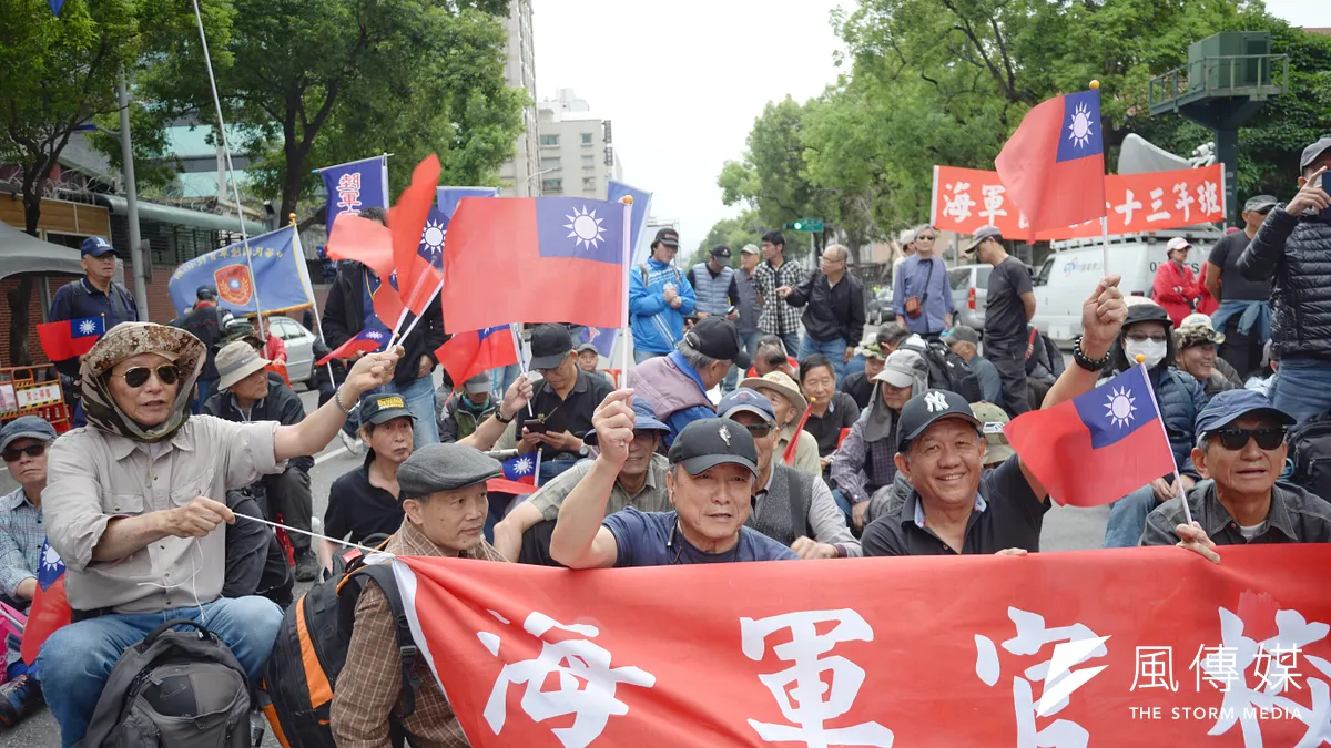 反年改團體八百壯士25日在立院附近抗議。(甘岱民攝) 反年改團體八百壯士25日在立院附近抗議。(甘岱民攝)