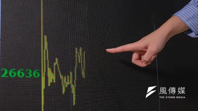 台股今日開盤前氣氛偏多中帶觀望。AI 應用持續點火,記憶體供應鏈出現罕見缺貨潮,創見指出 NAND Flash 合約價月漲 50%,DRAM 續飆,顯示 AI 熱潮正推升半導體行情。不過國際避險情緒升溫,新台幣貶破 31 元、創 5 月以來新低,外資動向仍需留意。航運族群方面,台驊預期美中貿易戰休兵後,11 月中起將現補貨潮,運價有望回穩。另傳產龍頭台塑指出石化業景氣復甦恐待 2027 年,短期仍承壓。焦點還有輝達執行長黃仁勳罕見以中文致詞,盛讚台積電是「台灣與世界的驕傲」,激勵台股 AI 板塊士氣。(示