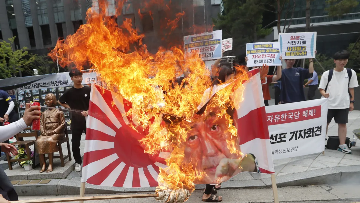 日韓貿易戰越演越烈,南韓民眾焚燒日本太陽旗。(AP)
