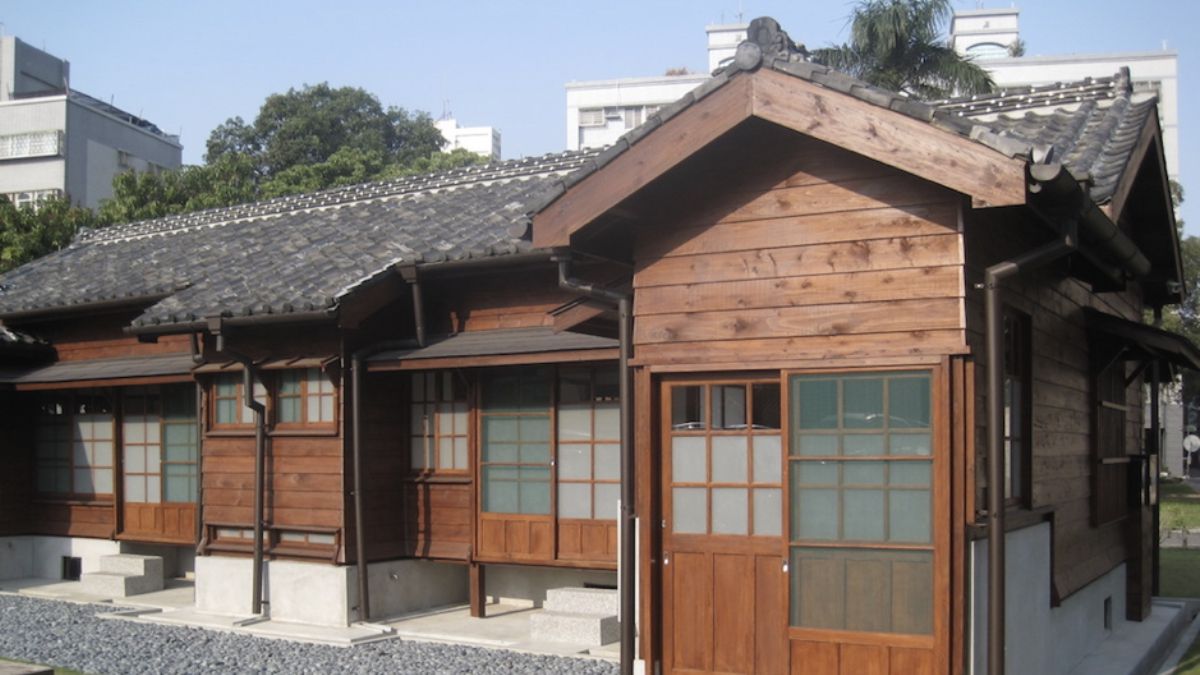 (圖:日治時期為防疫要求要以水泥打造地基並架高建物,圖為台南州立農事試驗場宿舍。來源:Pbdragonwang @ CC BY-SA 3.0) (圖:日治時期為防疫要求要以水泥打造地基並架高建物,圖為台南州立農事試驗場宿舍。來源:Pbdragonwang @ CC BY-SA 3.0)