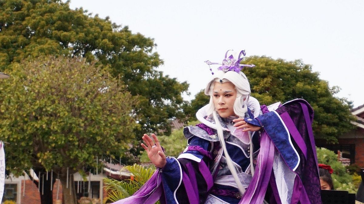 由真人cos的霹靂角色素還真,和劇迷近距離接觸。(圖/新北市府提供) 由真人cos的霹靂角色素還真,和劇迷近距離接觸。(圖/新北市府提供)