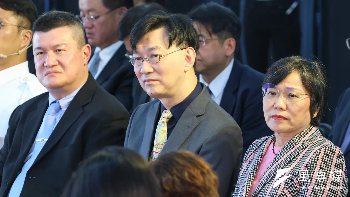 內政部長劉世芳(右)、次長馬士元(左)、董建宏(中)等人15日出席「向人民報告-內政部的每一天」記者會。(顏麟宇攝)