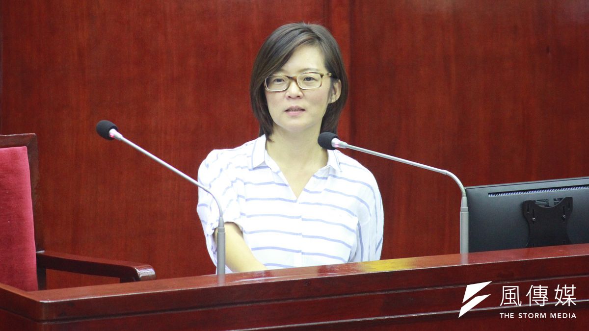 台北市社會局長陳雪慧18日出席台北市議會備詢,面對台北市議員潘懷宗質疑敬老卡期限問題,陳雪慧表示會考慮使用累積一季的方式。(方炳超攝) 台北市社會局長陳雪慧18日出席台北市議會備詢,面對台北市議員潘懷宗質疑敬老卡期限問題,陳雪慧表示會考慮使用累積一季的方式。(方炳超攝)