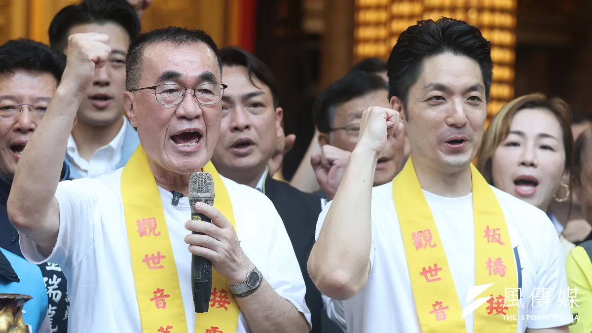 20260905-國民黨新北市長參選人李四川(左)5日由台北市長蔣萬安(右)陪同參拜板橋寺廟。(柯承惠攝)