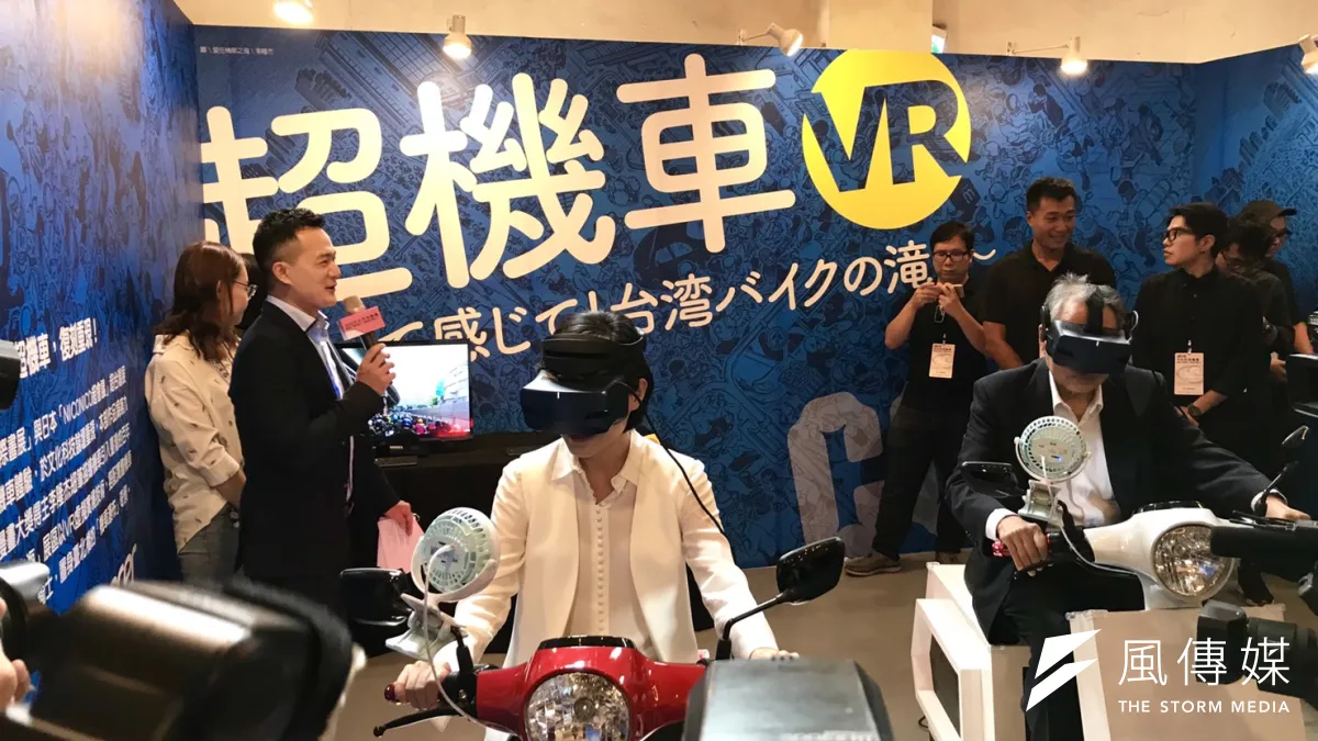 第2屆文化科技論壇即將登場,文化部長鄭麗君3日前往華山文創園區,參觀現場展出VR、AR裝置及互動式影片作品。(吳尚軒攝)