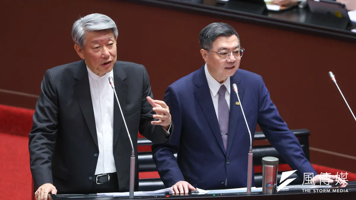 郭智輝(左)說台電抗議員工「看不下去可以離開」,卓榮泰(右)說要找他「談一談」。(顏麟宇攝)