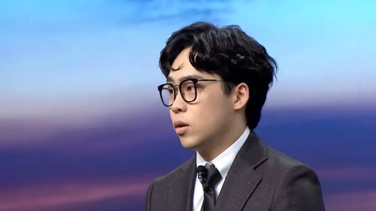 《夜夜秀》主持人賀瓏在談及近日爭議時忍不住哽咽,並透露他的阿嬤事發後每天都跟他說政治很可怕,哭求他不要再碰政治。(資料照,取自薩泰爾娛樂youtube) 《夜夜秀》主持人賀瓏在談及近日爭議時忍不住哽咽,並透露他的阿嬤事發後每天都跟他說政治很可怕,哭求他不要再碰政治。(資料照,取自薩泰爾娛樂youtube)