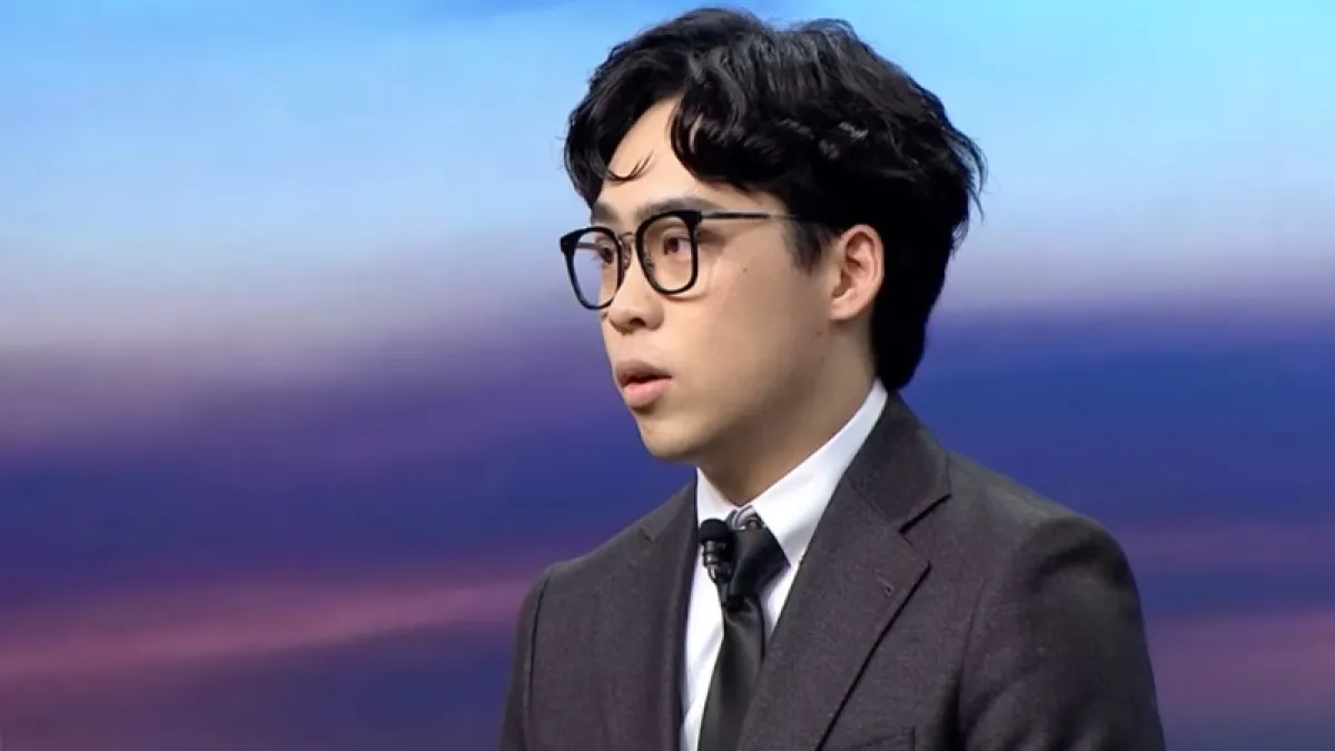 《夜夜秀》主持人賀瓏在談及近日爭議時忍不住哽咽,並透露他的阿嬤事發後每天都跟他說政治很可怕,哭求他不要再碰政治。(資料照,取自薩泰爾娛樂youtube)
