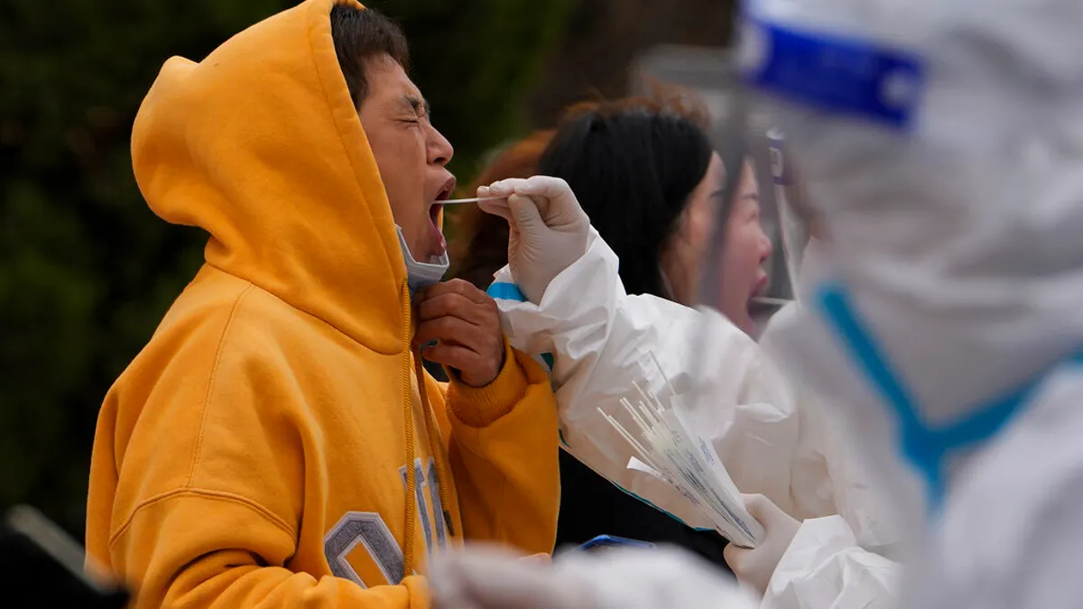 2022年4月,北京居民正在接受新冠篩檢。(美聯社) 2022年4月,北京居民正在接受新冠篩檢。(美聯社)