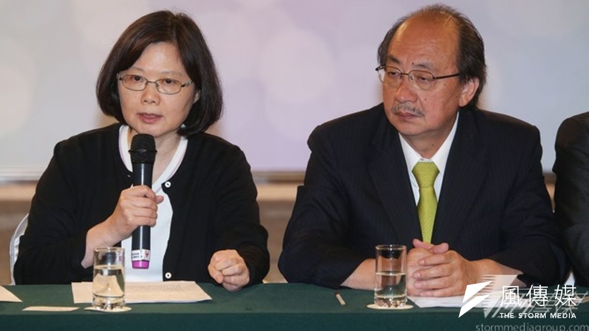 新任「新境界基金會」董事名單於16日通過,除蔡英文(左)、柯建銘(右)、吳釗燮與段宜康之外,其餘都是由非現任黨公職擔任。(資料照片,余志偉攝) 新任「新境界基金會」董事名單於16日通過,除蔡英文(左)、柯建銘(右)、吳釗燮與段宜康之外,其餘都是由非現任黨公職擔任。(資料照片,余志偉攝)