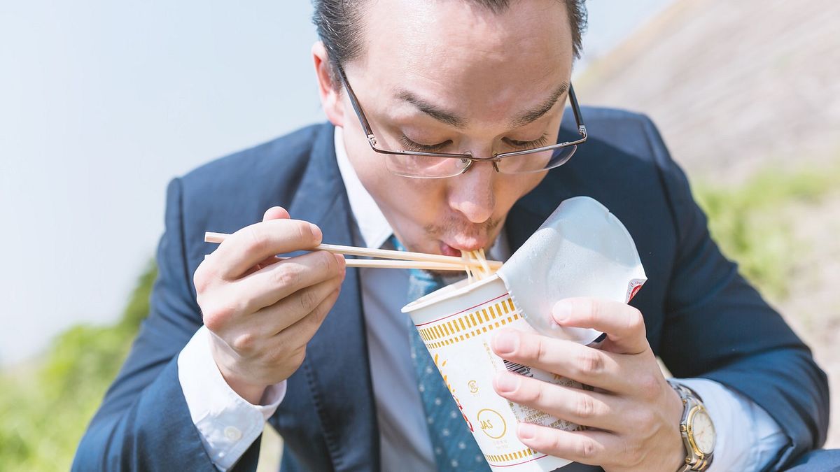 這個月要吃泡麵度日啦,哭窮時英文可以怎麼表達...(示意圖/pakutaso) 這個月要吃泡麵度日啦,哭窮時英文可以怎麼表達...(示意圖/pakutaso)