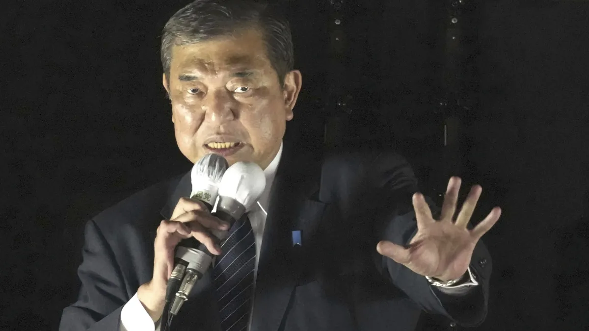 2024年10月26日,自民黨總裁、日本現任首相石破茂在選前之夜在東京街頭積極拉票。(美聯社)