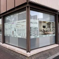 中央日本土地建物は、国産木材や最新の耐火木造技術を駆使した環境配慮型オフィス「REVZO新橋」を2026年2月末に竣工させ、森林資源の循環利用と快適な執務空間の提供を通じて脱炭素社会の実現を加速させる。(写真/黃信維撮影) 中央日本土地建物は、国産木材や最新の耐火木造技術を駆使した環境配慮型オフィス「REVZO新橋」を2026年2月末に竣工させ、森林資源の循環利用と快適な執務空間の提供を通じて脱炭素社会の実現を加速させる。(写真/黃信維撮影)